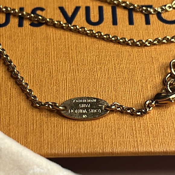 LV Essential V Necklace - Picture 5 of 6